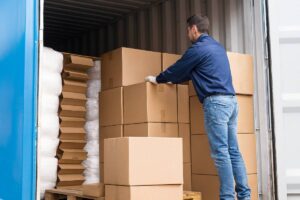 Carga y descarga de mercancías en camión